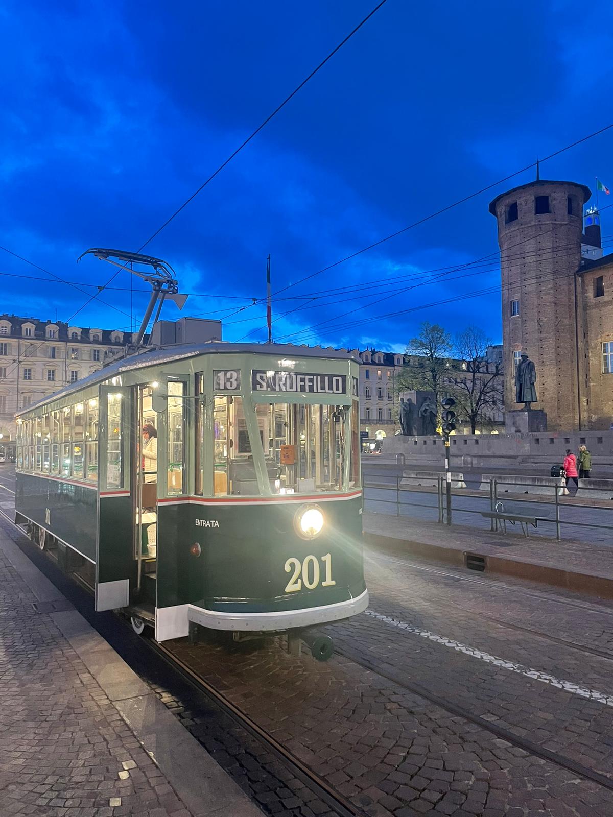 Tram 201 in piazza Castello