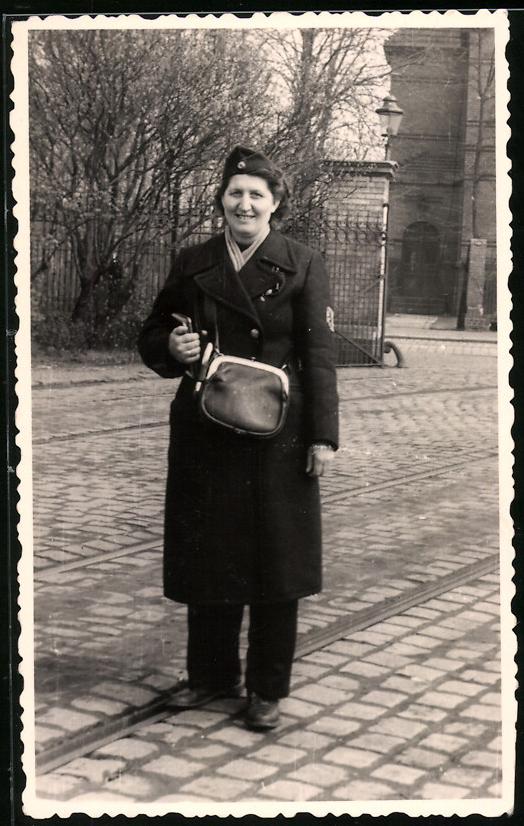 Fotografie Strassenbahn Schaffnerin in Uniform in Berlin