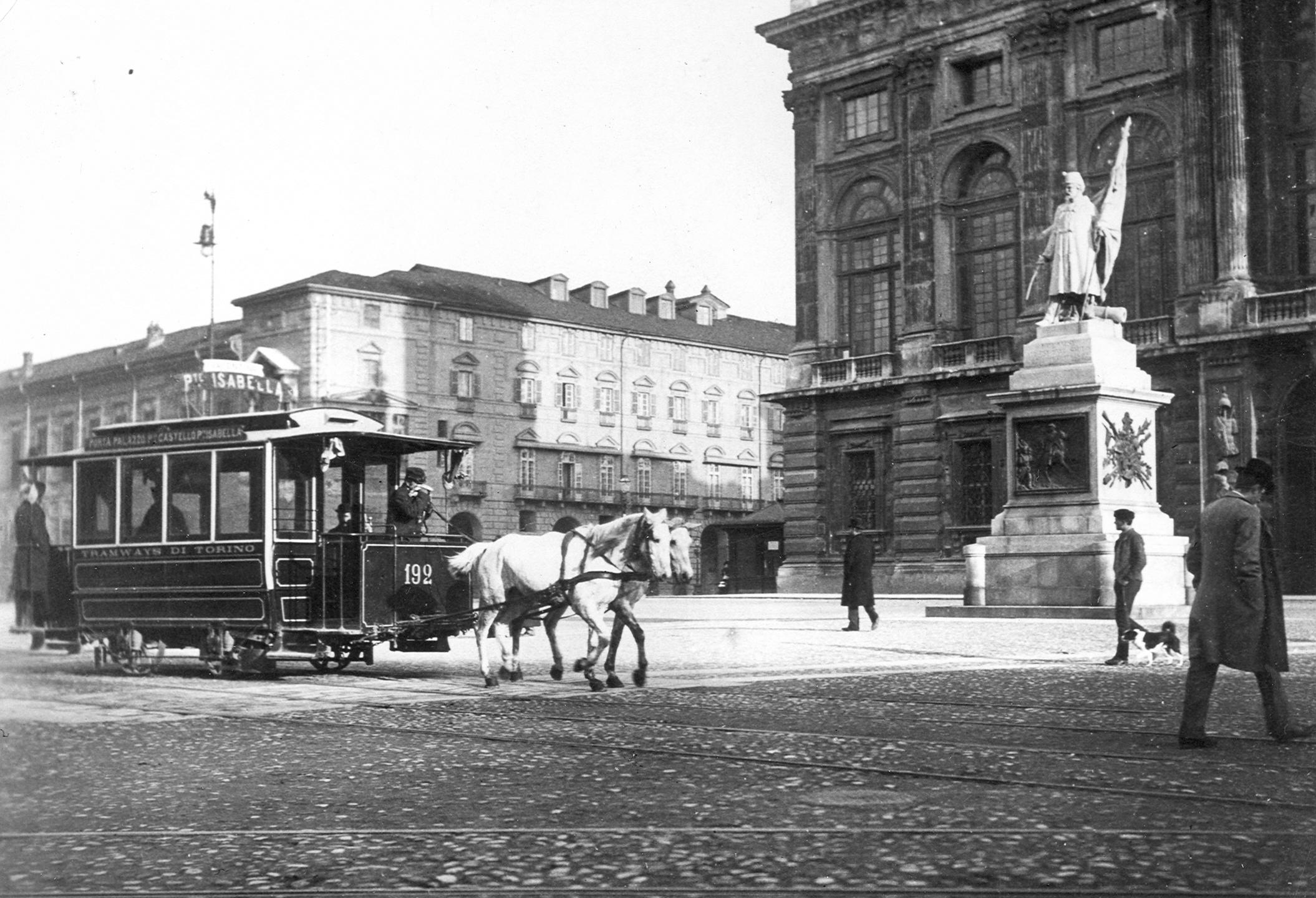 Vettura tranviaria in piazza Castello - 1890