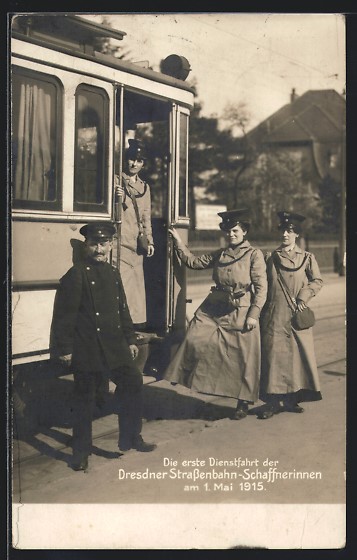 Foto AK Dresden Erste Dienstfahrt der Dresdner Strassenbahn Schaffnerinnen am 1 Mai 1915