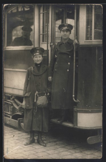 Foto AK Dresden Strassenbahn Schaffnerinnen an der Einstiegstuere