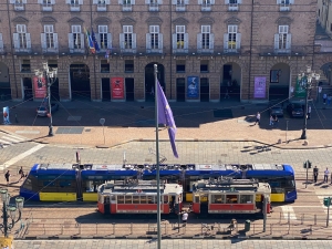Le vetture storiche accolgono il nuovo tram di Torino