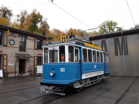 Vettura storica di fronte al museo del tram di Zurigo