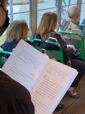 Torino che legge in tram storico